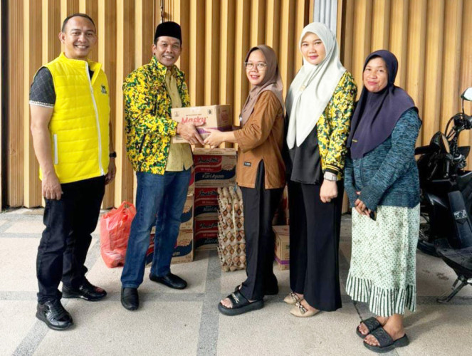 Fraksi Golkar Kota Pekanbaru Beri Bantuan Warga Terdampak Banjir